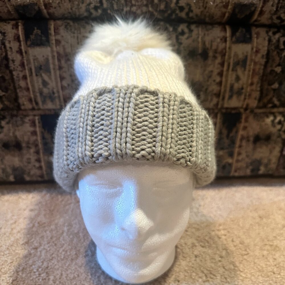 APT. 9 WINTER POM KNIT BEANIE GRAY & WHITE